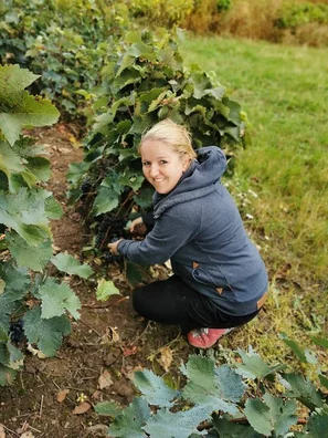 Frau in Garten | © Andermatt BioVet AG